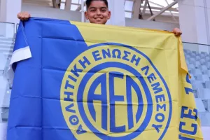ΑΕΛ-Ολυμπιακός: ΔΙΠΛΟ...και η μπάλα στα πόδια του! (φώτος)