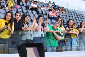 ΑΕΛ-Ολυμπιακός: ΔΙΠΛΟ...και η μπάλα στα πόδια του! (φώτος)