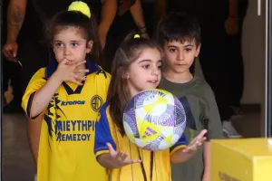 ΑΕΛ-Ολυμπιακός: ΔΙΠΛΟ...και η μπάλα στα πόδια του! (φώτος)