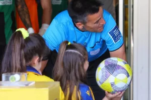 ΑΕΛ-Ολυμπιακός: ΔΙΠΛΟ...και η μπάλα στα πόδια του! (φώτος)