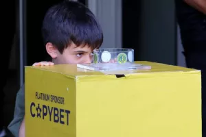ΑΕΛ-Ολυμπιακός: ΔΙΠΛΟ...και η μπάλα στα πόδια του! (φώτος)