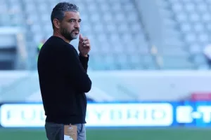 ΑΕΛ-Ολυμπιακός: ΔΙΠΛΟ...και η μπάλα στα πόδια του! (φώτος)