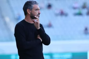 ΑΕΛ-Ολυμπιακός: ΔΙΠΛΟ...και η μπάλα στα πόδια του! (φώτος)