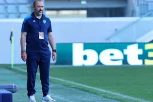 ΑΕΛ-Ολυμπιακός: ΔΙΠΛΟ...και η μπάλα στα πόδια του! (φώτος)