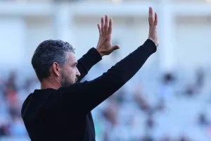 ΑΕΛ-Ολυμπιακός: ΔΙΠΛΟ...και η μπάλα στα πόδια του! (φώτος)