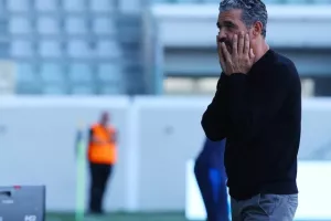 ΑΕΛ-Ολυμπιακός: ΔΙΠΛΟ...και η μπάλα στα πόδια του! (φώτος)