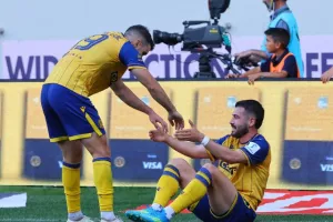 ΑΕΛ-Ολυμπιακός: ΔΙΠΛΟ...και η μπάλα στα πόδια του! (φώτος)