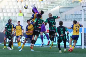 ΑΕΛ-Ολυμπιακός: ΔΙΠΛΟ...και η μπάλα στα πόδια του! (φώτος)