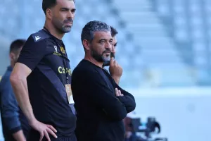 ΑΕΛ-Ολυμπιακός: ΔΙΠΛΟ...και η μπάλα στα πόδια του! (φώτος)