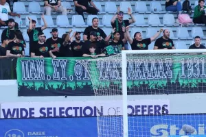 ΑΕΛ-Ολυμπιακός: ΔΙΠΛΟ...και η μπάλα στα πόδια του! (φώτος)