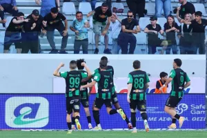 ΑΕΛ-Ολυμπιακός: ΔΙΠΛΟ...και η μπάλα στα πόδια του! (φώτος)