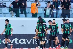 ΑΕΛ-Ολυμπιακός: ΔΙΠΛΟ...και η μπάλα στα πόδια του! (φώτος)