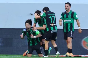 ΑΕΛ-Ολυμπιακός: ΔΙΠΛΟ...και η μπάλα στα πόδια του! (φώτος)