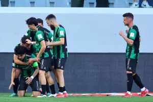 ΑΕΛ-Ολυμπιακός: ΔΙΠΛΟ...και η μπάλα στα πόδια του! (φώτος)