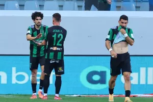 ΑΕΛ-Ολυμπιακός: ΔΙΠΛΟ...και η μπάλα στα πόδια του! (φώτος)