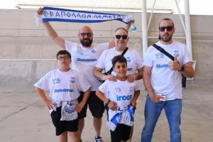 Φωτορεπορτάζ/ Ο κόσμος... έξω απ' το ΓΣΠ