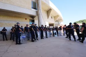 Φωτορεπορτάζ/ Ο κόσμος... έξω απ' το ΓΣΠ
