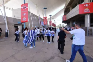 Φωτορεπορτάζ/ Ο κόσμος... έξω απ' το ΓΣΠ