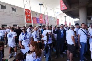 Φωτορεπορτάζ/ Ο κόσμος... έξω απ' το ΓΣΠ