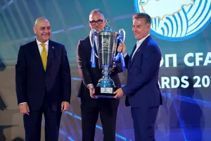 Στα χέρια... του Παπασταύρου