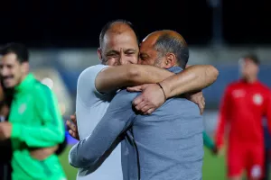 (Φώτος) Αγκαλιές με τον πρόεδρο!