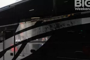 Ζημιές στο πούλμαν της Χαλ 