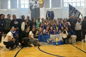 Το σήκωσαν τα κορίτσια της Ανόρθωσης με το "Χώμα που περπάτησα" στα ηχεία! (Βίντεο)
