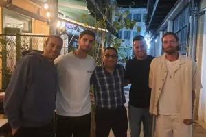 Στην μέση τους... ο Άρης