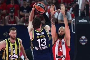 Ο Ολυμπιακός κράτησε την Φενέρ στους 24 πόντους στο πρώτο μέρος