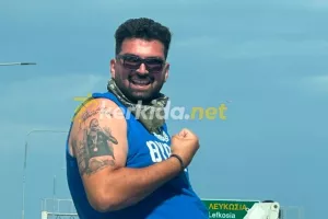 Πόζα με tattoo... Ζάιρο! 