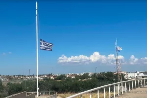 Μεσίστιες οι σημαίες για τον Φοίβο...