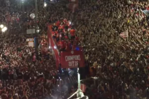 Πανδαιμόνιο/ Πάνω από 75.000 οπαδοί στην υποδοχή των πρωταθλητών! (Φώτος)
