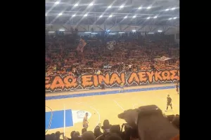 (Bίντεο) Υψωμένα τα κασκόλ και... "είσαι ουσία σπάνια"