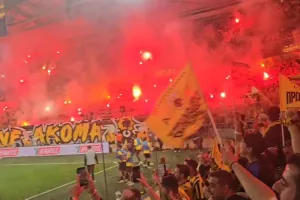 (Βίντεο kerkida) Κάηκε... η "Allwyn Arena": "Εμπρός της ΑΕΚ παλικάρια"