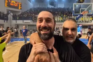 (Βίντεο Kerkida) Κόουτς για αρχηγό: "Κάμετε του ένα άγαλμα, να προσκυνά ο κόσμος"!
