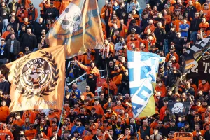 Ο κόσμος αναμένει στο ακουστικό