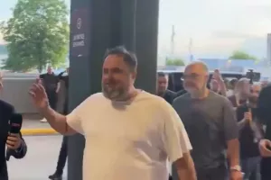 Ο Βαγγέλης Μαρινάκης έφτασε στο T-Center για τον σπουδαίο τελικό