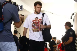 Με μπλουζάκι "Athens Calling" ο Βεζένκοβ 