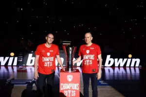 Οι Αγγελόπουλοι παρουσίασαν την κούπα της Euroleague στο ΣΕΦ και ύψωσαν το λάβαρο!