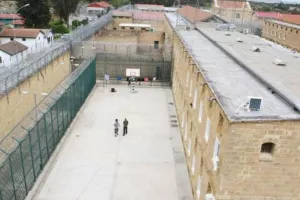 Έπεσαν πυροβολισμοί έξω από τις Κεντρικές Φυλακές