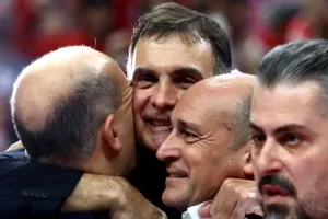 Η αγκαλιά του Μπαρτζώκα με τους Αγγελόπουλους