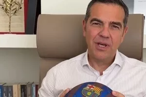 Ο Αλέξης Τσίπρας προαναγγείλει το κόμμα του με χρώματα της... Μπαρτσελόνα