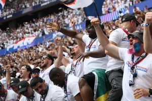 (Bίντεο kerkida) H ατμόσφαιρα στην "Puskas Arena"