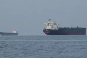 Η Τεχεράνη προειδοποιεί το αμερικανικό ναυτικό να μην πλησιάσει το Στενό του Ορμούζ