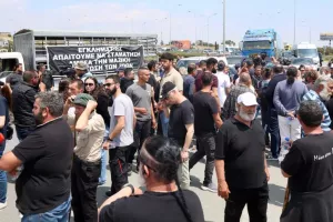 Κτηνοτρόφοι βρίσκονται στην Πάχνα για να αποτρέψουν τις θανατώσεις ζώων