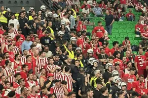 Διμοιρία των ΜΑΤ στην κερκίδα ανάμεσα σε φίλους του Ολυμπιακού