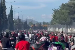 (Βίντεο) ΧΑΜΟΣ από την ερυθρόλευκη πορεία!