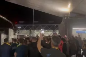 Αποθέωση στο αεροδρόμιο «Μακεδονία» για την ΑΕΚ: «Νάτοι-νάτοι οι πρωταθλητές»