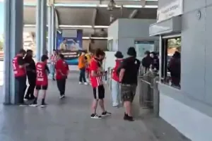 (Βίντεο) Μαζεύεται ο κόσμος του Ολυμπιακού στον ΗΣΑΠ του Νέου Φαλήρου