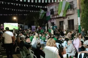 (Φώτος kerkida) Ομονοιάτικο πάρτι στη Λεμεσό